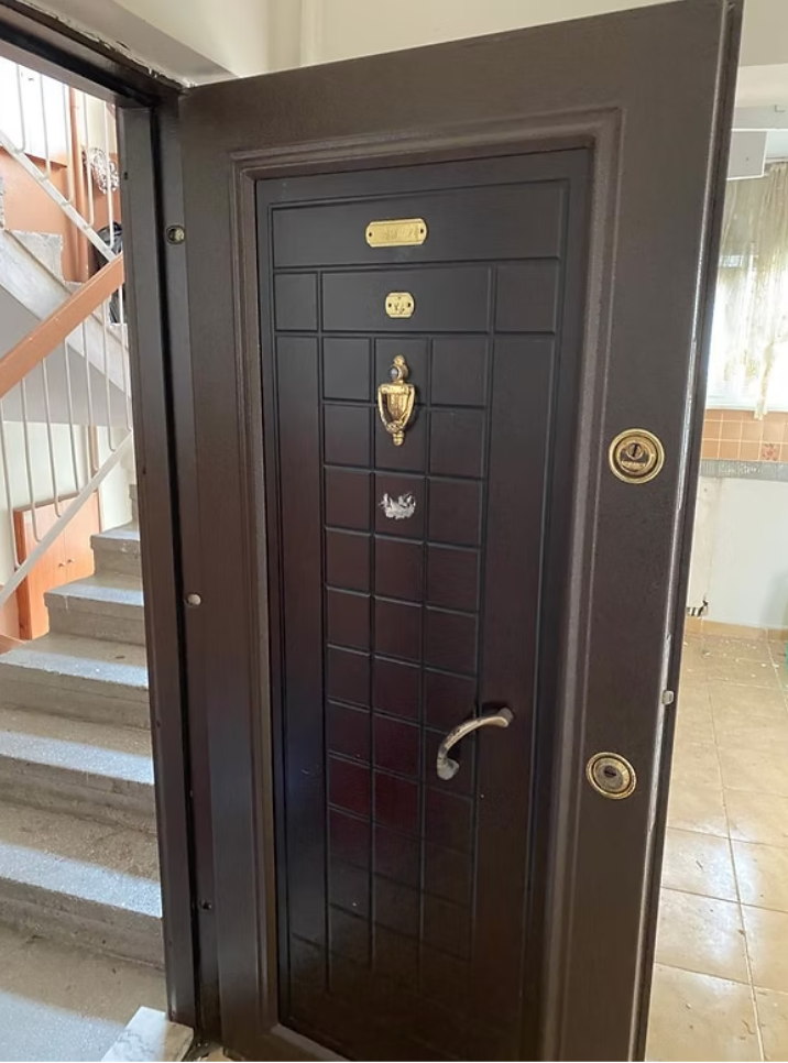 Eski Apartman Kapıları Neden Güvensizdir? Evinizi Çelik Takviyeli Barel ile Nasıl Korursunuz